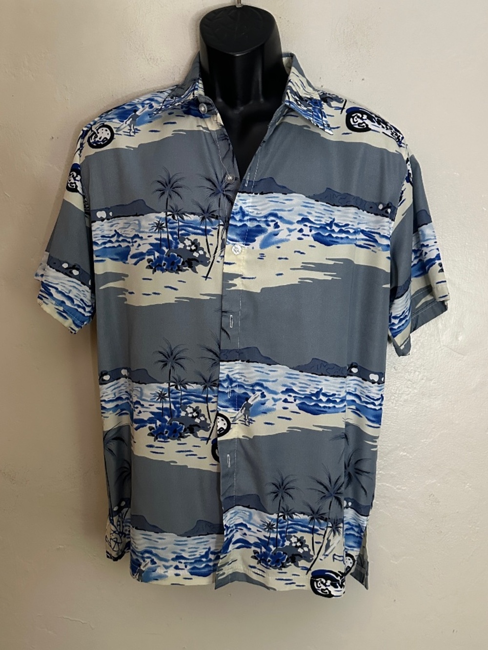 HanTon Short Sleeve Shirt Medium Gently worn 55% cotton/45% polyester 22" armpit
